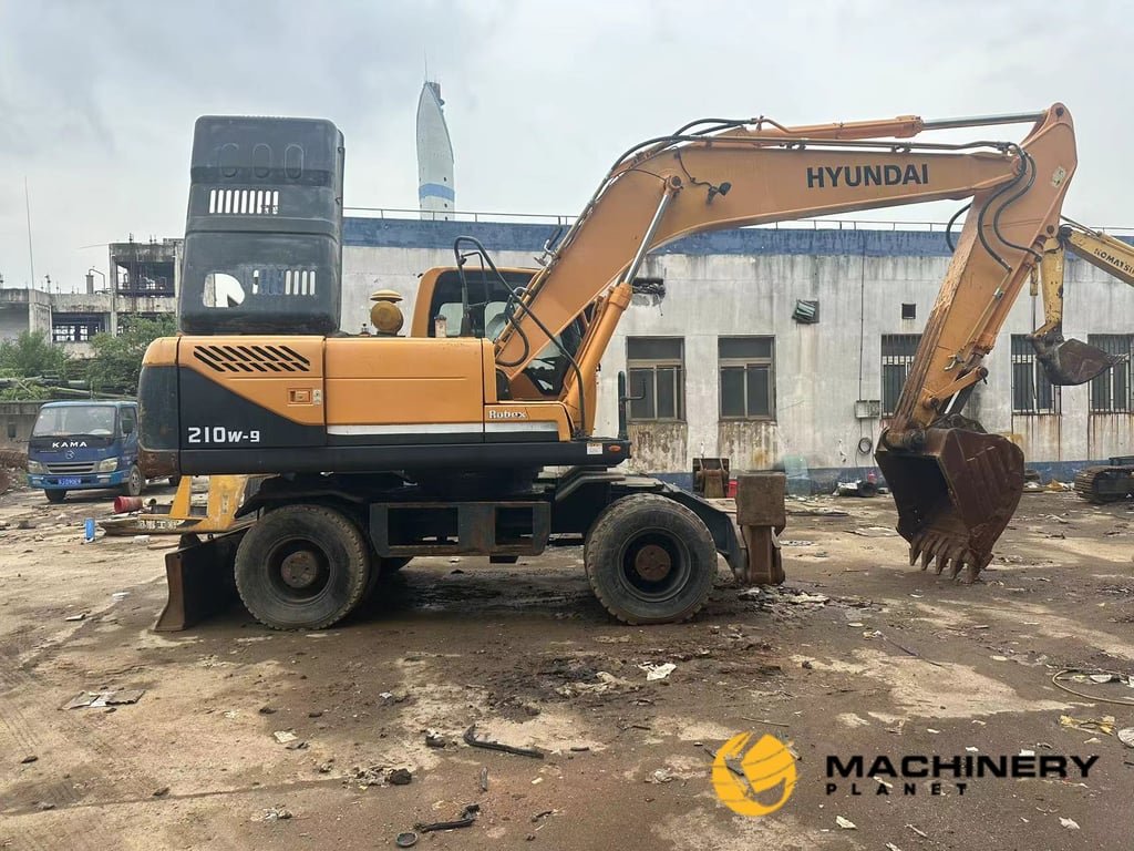 HYUNDAI R210W Wheel Excavator Original Good Condition R210W 2018 1 Wheeled Excavators image 2