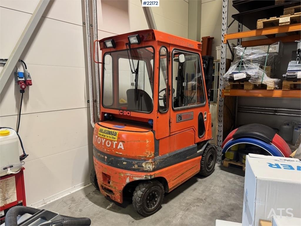 Toyota FBMF20 electric forklift with defective battery. 1997 22172 FBMF20 electric forklift with defective battery. 1997 1...