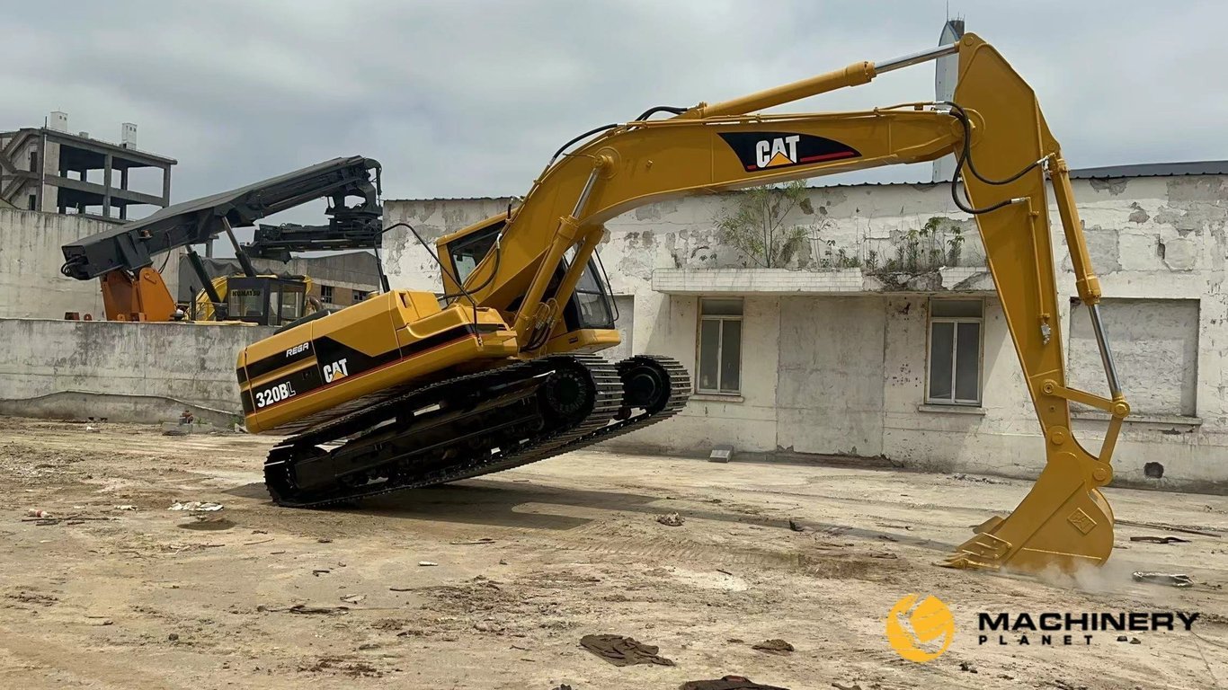 Caterpillar 320BL Used Crawler Excavator LOW PRICE 320BL 2019 1 Crawler Excavators image 3