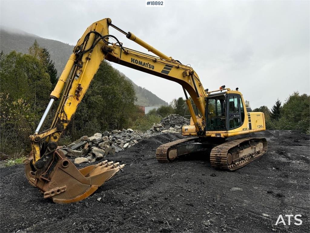 Komatsu PC240LC-6K Crawler Excavator w/ Digging Bucket. 2001 18892 PC240LC-6K Crawler Excavator w/ Digging Bucket. 2001 1 ...