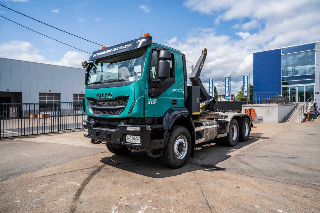 IVECO TRAKKER 360-6x4-PALFINGER 2015 E63948 TRAKKER 360-6x4-PALFINGER 2015 1