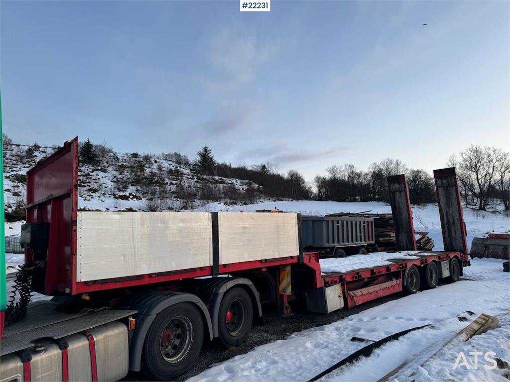 Istrail machine semi-trailer with hydraulic loading ramps 2007 22231 Istrail machine semi-trailer with hydraulic loading r...