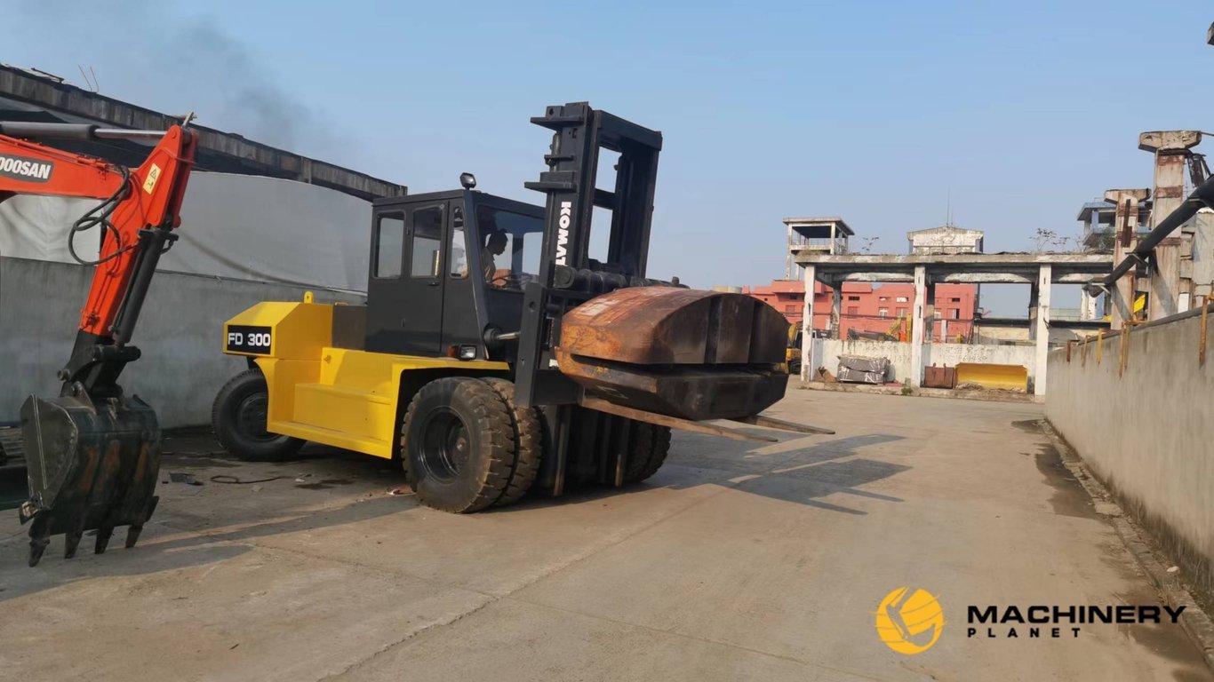 KOMATSU FD300 Forklift 30 Tons Hot sale FD300 2019 1 Forklift image 2