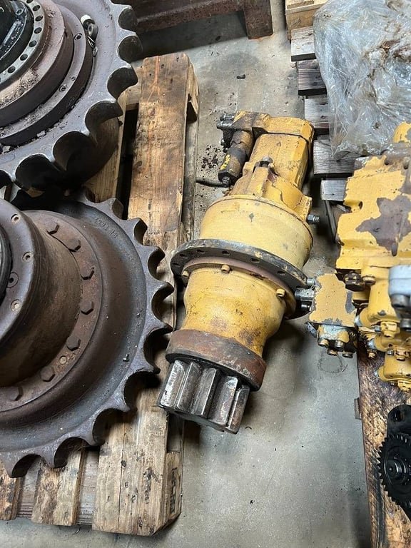 CAT 213 B LC swingpump 3997 213 B LC swingpump 1 Crawler Excavators