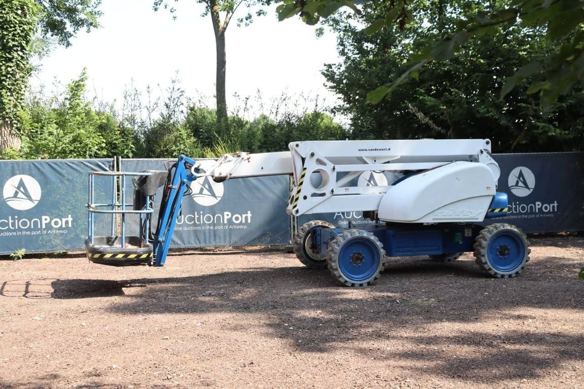 Articulating boom lift Niftylift HR21D 4x4 Diesel 20.8m 2010 2010 Niftylift HR21D 4x4 2010 1