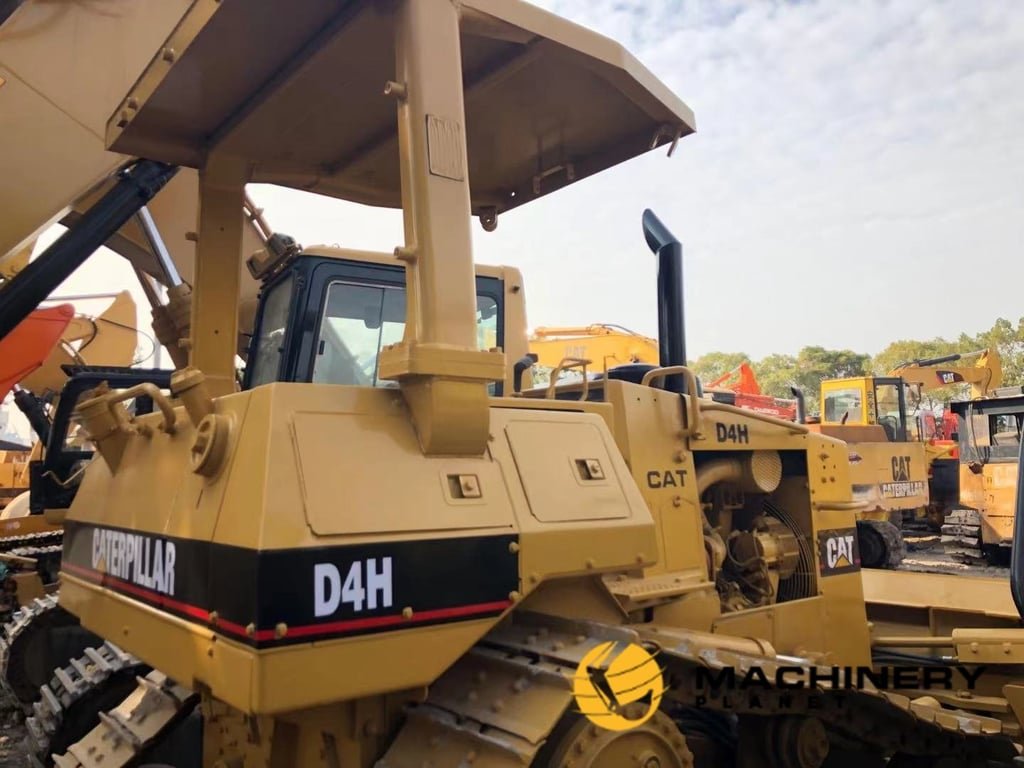 D4H Caterpillar Used Bulldozer good price D4H 2016 1 Dozers image 2