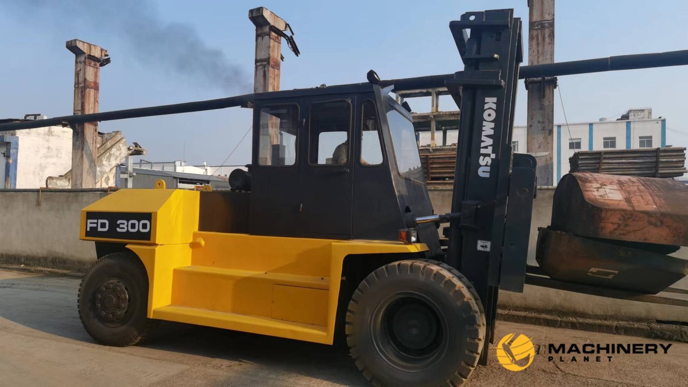 KOMATSU FD300 Forklift 30 Tons Hot sale FD300 2019 1 Forklift image 3