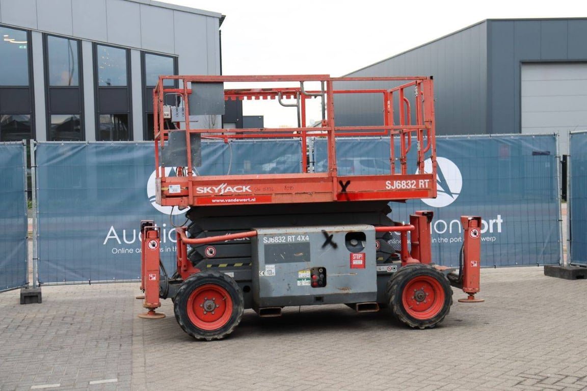 Scissor lift Skyjack SJ6832RT Diesel 12m 2015 2015 SJ6832RT 2015 1 Scissor Lifts