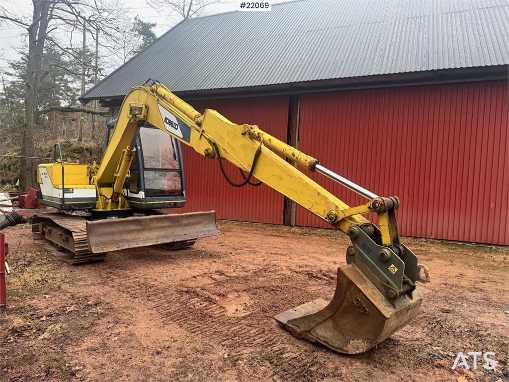 Kobelco SK60 crawler excavator with bucket 1991 22069 SK60 crawler excavator with bucket 1991 1 Crawler Excavators