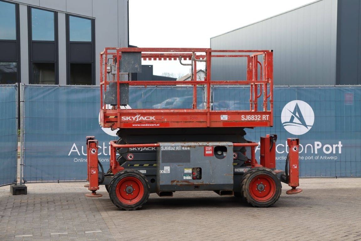 Scissor lift Skyjack SJ6832 RT Diesel 12m 2015 2015 SJ6832 RT 2015 1 Scissor Lifts