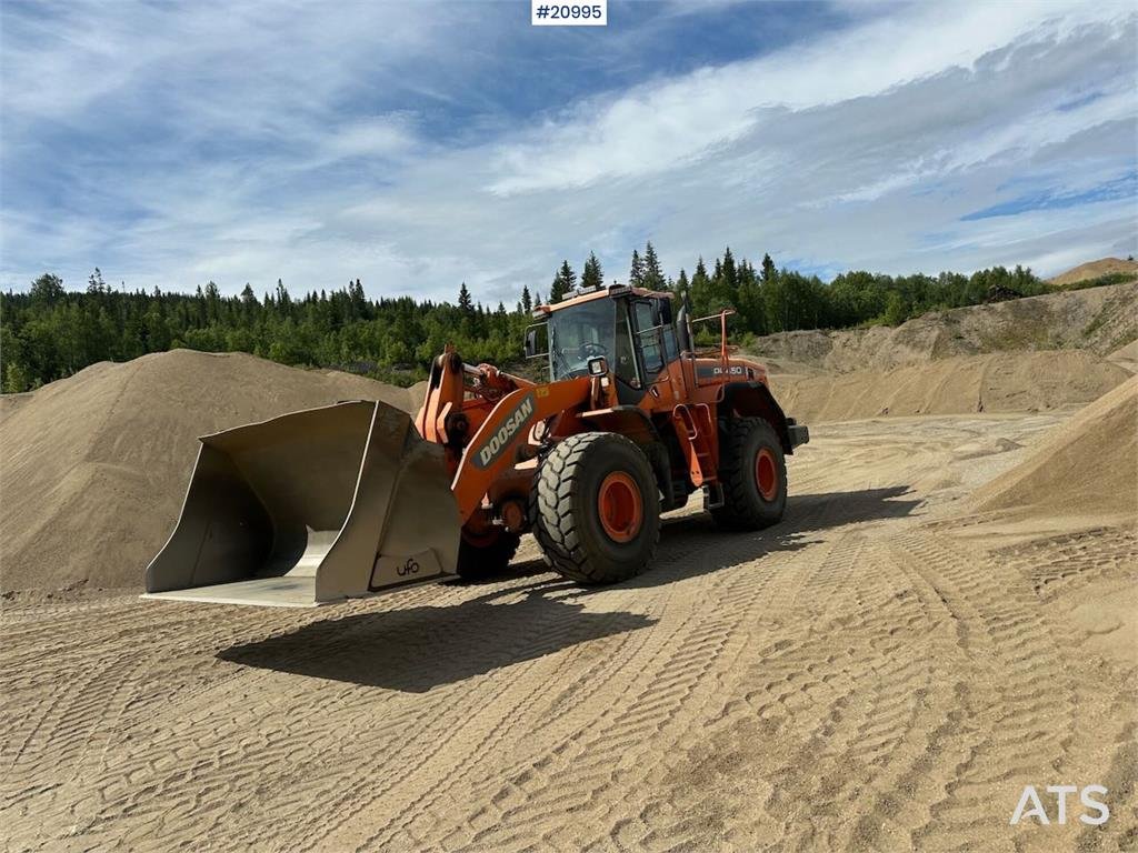 Doosan DL 450-3 wheel loader w/ bucket and scale. WATCH V 2012 20995 DL 450-3 wheel loader w/ bucket and scale. WATCH V 20...