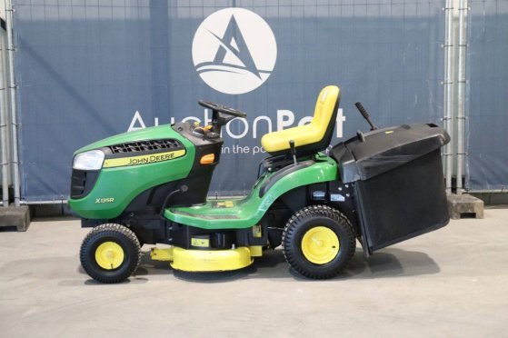 John Deere X135R Petrol Ride-on Mower 2016 John Deere X135R 2016 2