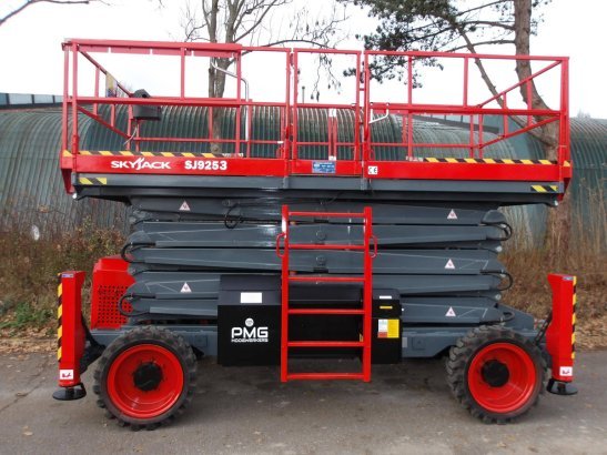 SkyJack SJ9253RT Rough Terrain Scissor Lift 18.15m Diesel 2020 Skyjack SJ9253RT 2020 2 Rough Terrain Forklift