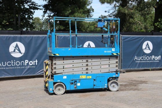 Scissor lift Genie GS-3232 Electric 227kg 11.75m 2007 GS-3232 2007 2 Scissor Lifts
