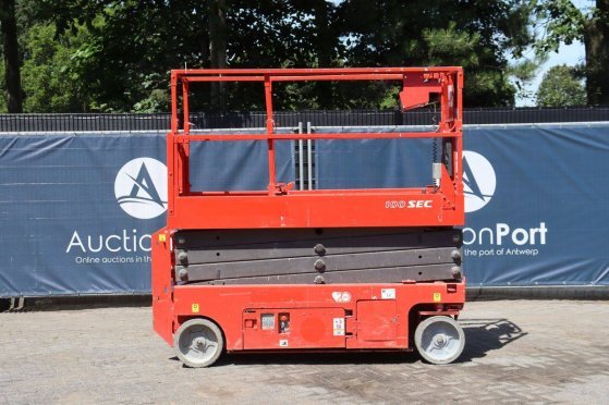 Manitou 100 SEC Electric Scissor Lift 227kg 9.9m 2015 100 SEC 2015 2 Scissor Lifts