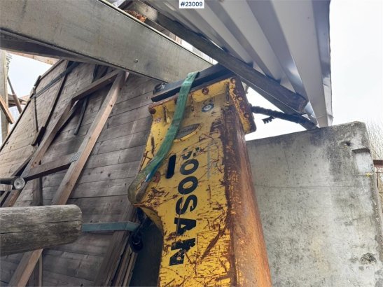 Soosan hydraulic breaker with S60 attachment. Soosan hydraulic breaker with S60 attachment. 2