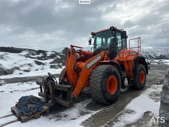 Doosan DL 300-3 wheel loader w/ bucket, pallet forks and Doosan DL 300-3 wheel loader w/ bucket, pallet forks and 2013 2 W...