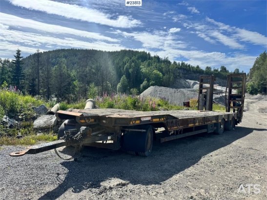 McCauley MAC machinery trailer with hydraulic loading ramps McCauley machinery trailer with hydraulic loading ramps 2011 2...